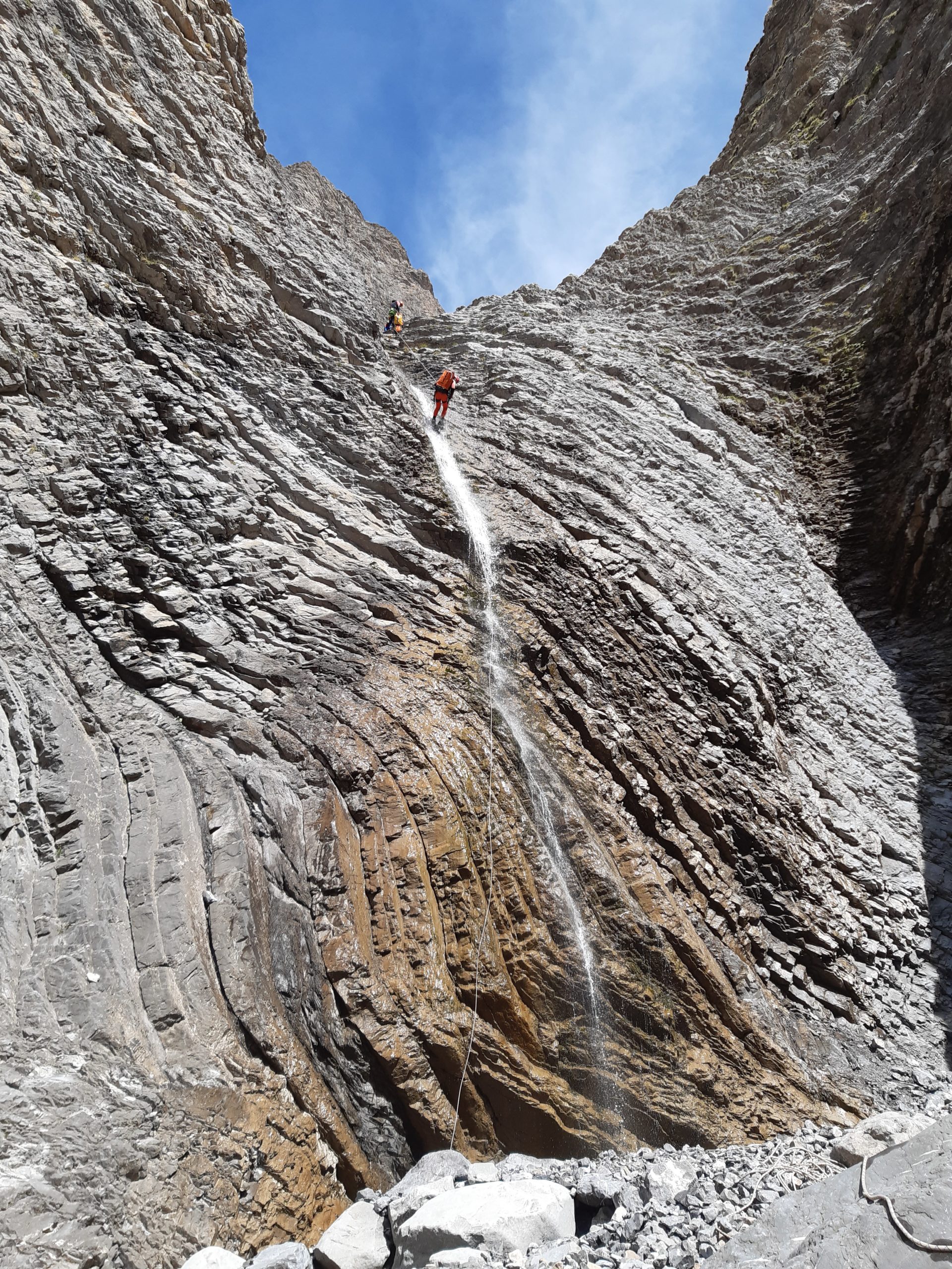 Défi et évasion se rencontrent dans le canyoning, où chaque descente en rappel est une poussée d'adrénalineraconte une histoire d'aventure. Rejoignez-nous pour explorer les canyons cachés, où la nature révèle sa beauté sauvage