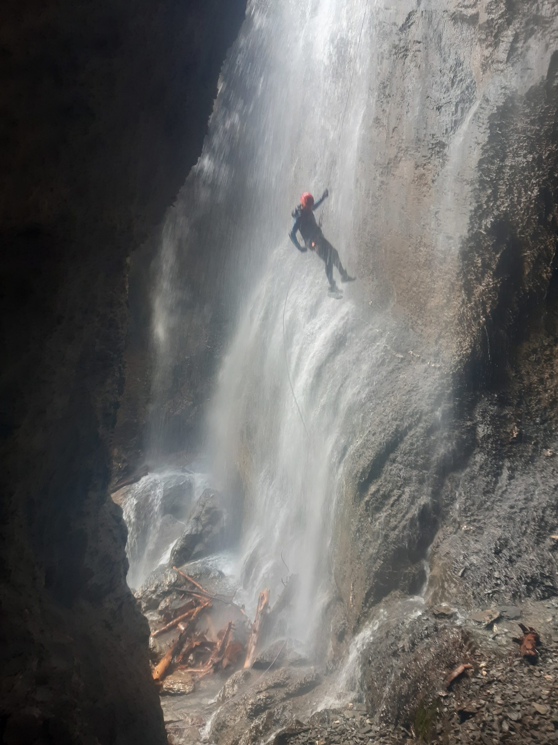 Descente en rappel plus ou moins arrosée ...pour une gestion des émotions en direct